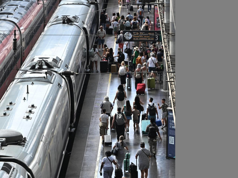 Varios usuarios caminan por los andenes de la Estación de Atocha