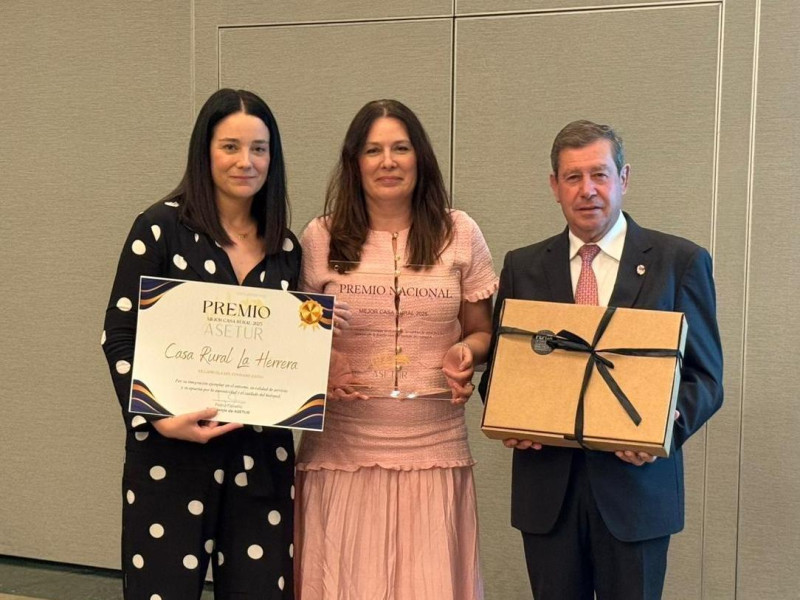 Elena y Laura recogieron el premio en el Parador Nacional de Turismo de Tejeda de manos del alcalde Francisco Juan Perera