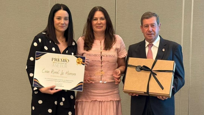 Elena y Laura recogieron el premio en el Parador Nacional de Turismo de Tejeda de manos del alcalde Francisco Juan Perera
