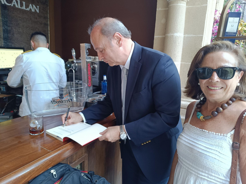 José Carlos González Hurtado firma un ejemplar de su libro antes de la conferencia-coloquio
