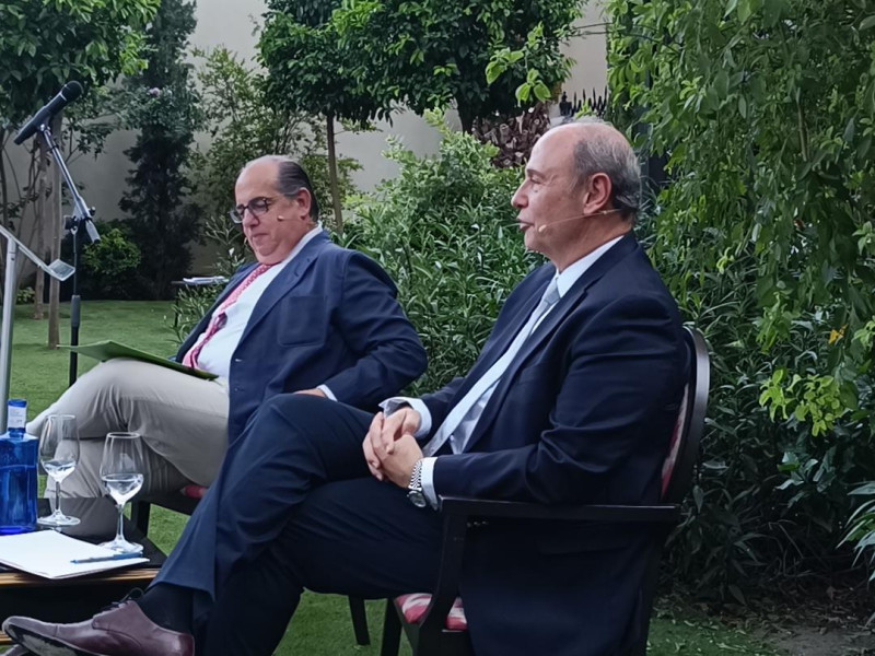 Un momento de la conferencia-coloquio en el jardín del Hotel María Luisa