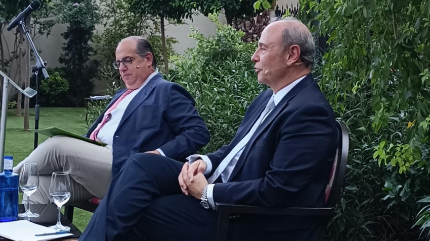 Un momento de la conferencia-coloquio en el jardín del Hotel María Luisa