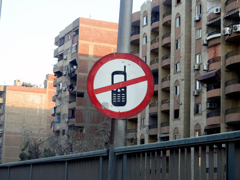 Señal de tráfico de prohibido el móvil