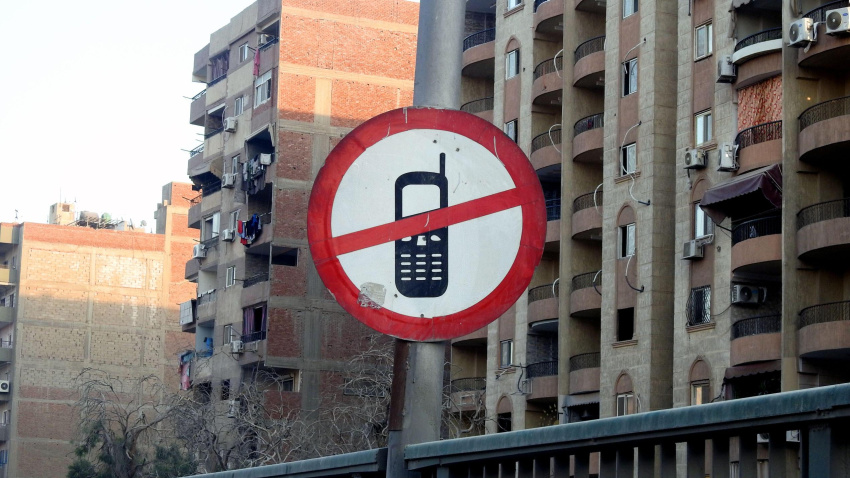 Señal de tráfico de prohibido el móvil