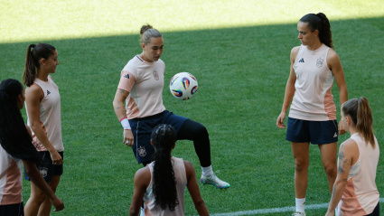 Cata Coll calienta con varias de sus compañeras