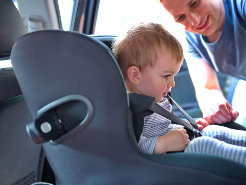Imagen de niño en el coche