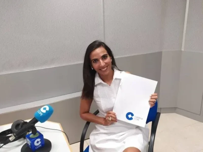 Silvia Rodríguez, colaboradora de COPE Bierzo (modelo blanco primavera-verano)