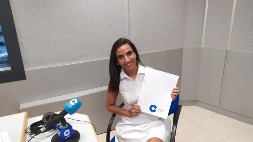 Silvia Rodríguez, colaboradora de COPE Bierzo (modelo blanco primavera-verano)