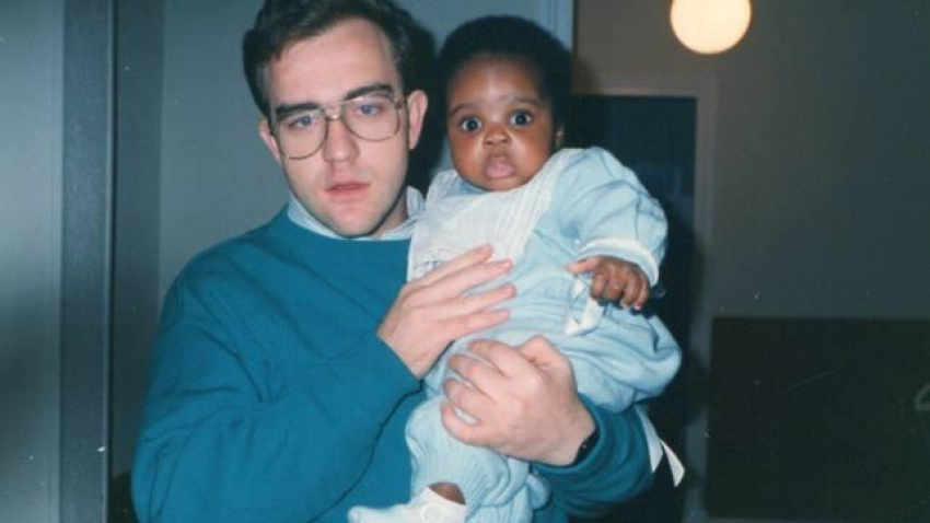 El sacerdote Iñaki Mardones cogiendo en brazos a Iñaki Williams