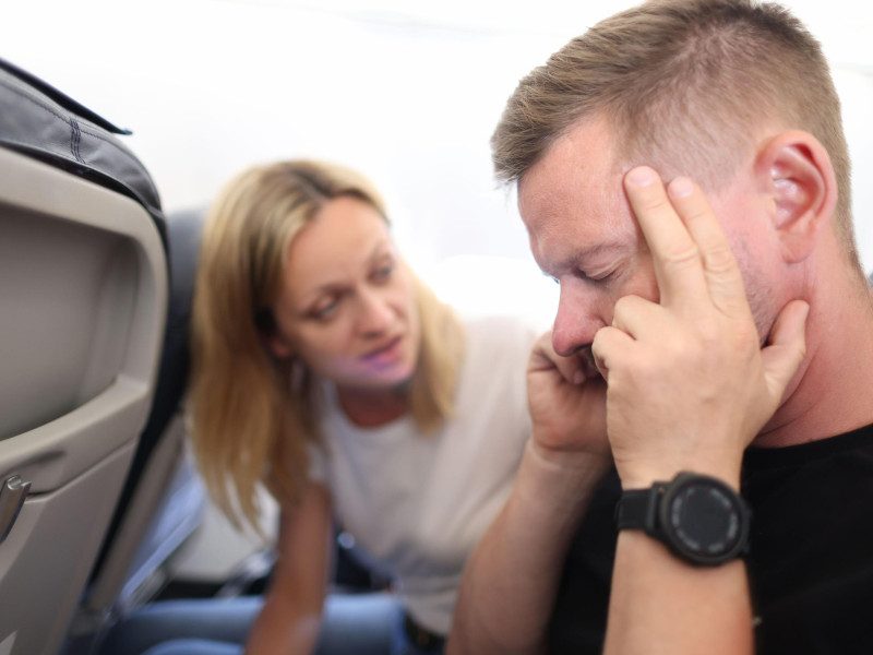 Hombre estresado en un viaje en avión.