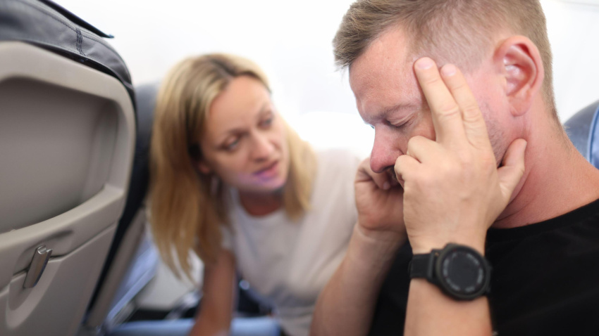 Hombre estresado en un viaje en avión.
