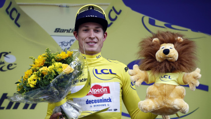 Jasper Philipsen, con el maillot amarillo tras ganar la primera etapa del Tour de Francia 2025