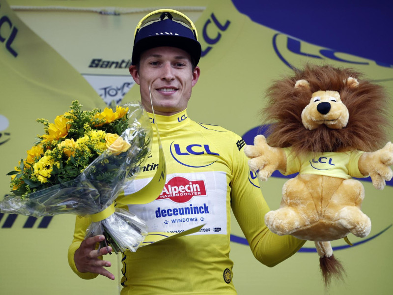 Jasper Philipsen, con el maillot amarillo tras ganar la primera etapa del Tour de Francia 2025