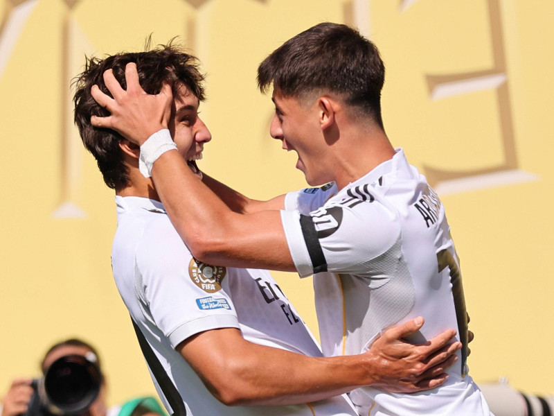 Gonzalo García celebra el gol junto a Arda Güler