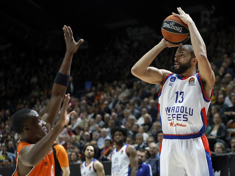 Darius Thompson lanza a canasta ante Jared Harper