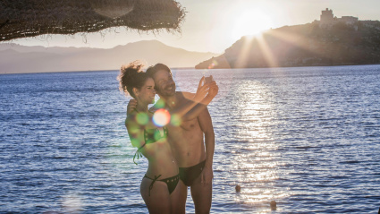 Una pareja haciéndose un selfie durante sus vacaciones