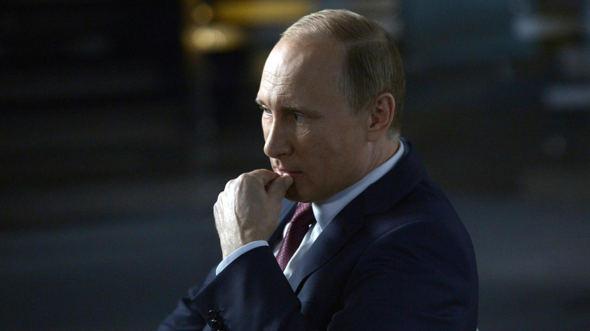 El presidente ruso, Vladimir Putin, durante una entrevista con un canal de televisión de Rusia en 2015