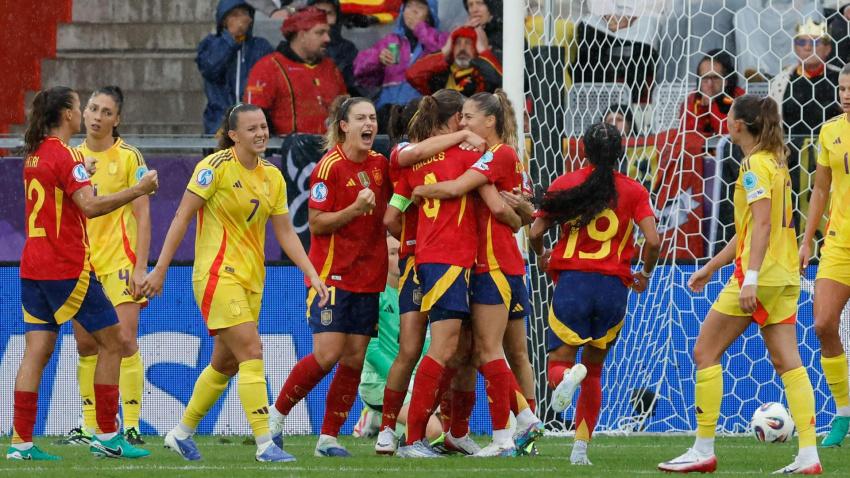 La selección española celebra el gol de Irene Paredes a Bélgica