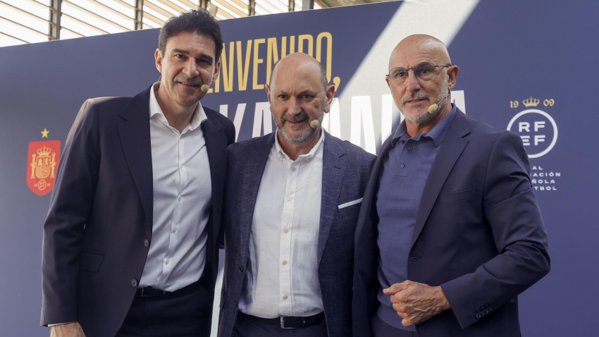LAS ROZAS (MADRID), 08/07/2025.- Aitor Karanka (i), nuevo director técnico de desarrollo y de la selección absoluta de fútbol, posa junto al presidente de RFEF, Rafael Louzán (c), y al seleccionador Luis de la Fuente (d) durante su presentación en la Ciudad del Futbol de Las Rozas, este martes. EFE/ Javier Lizón
