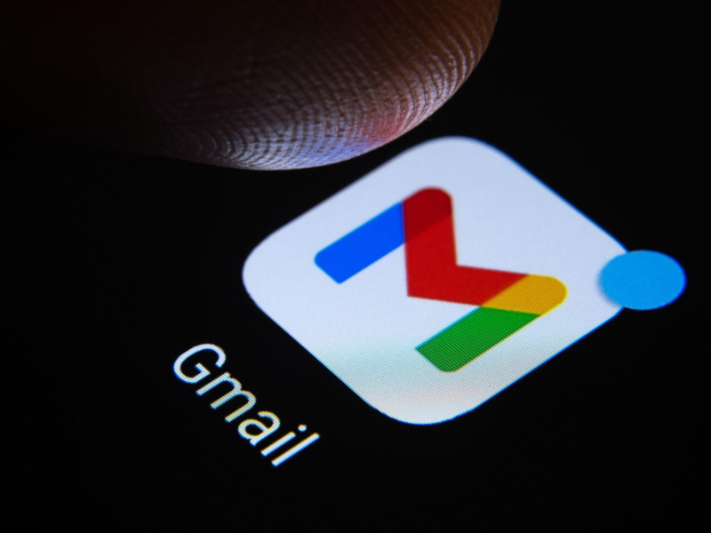 Icono de la aplicación de Gmail con notificaciones pendientes en la pantalla de un móvil