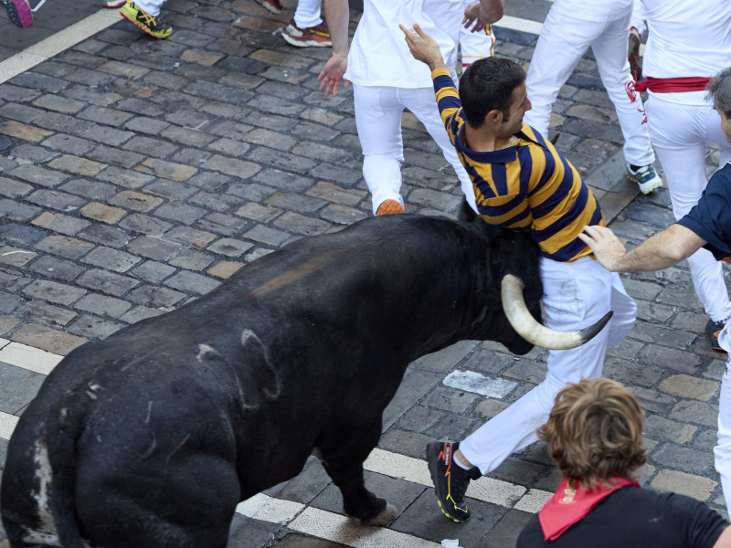 Cornada en el segundo encierro de los sanfermines de Pamplona.