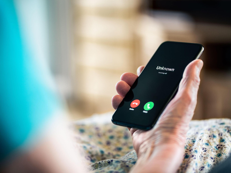 Una mujer recibe una llamada con número oculto en su teléfono móvil