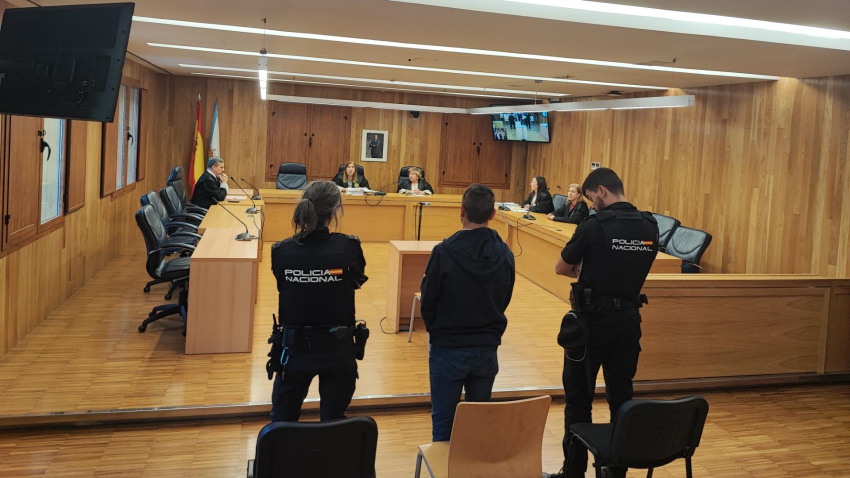 El acusado escucha en la Audiencia Provincial las penas que le van a ser impuestas por el parricidio