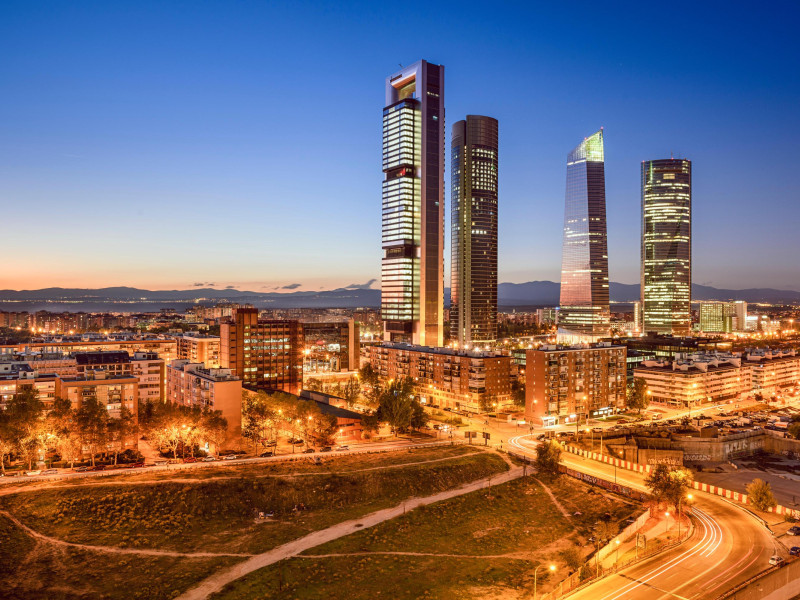 Skyline nocturno del distrito financiero de Madrid