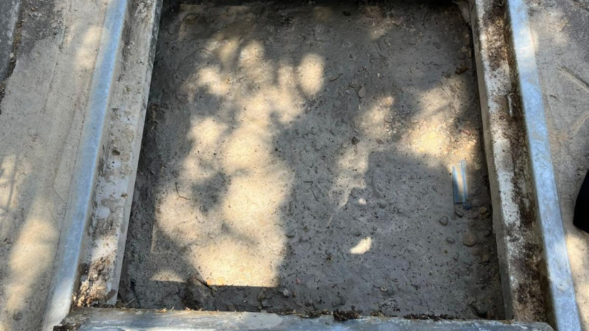 El contador sellado con cemento