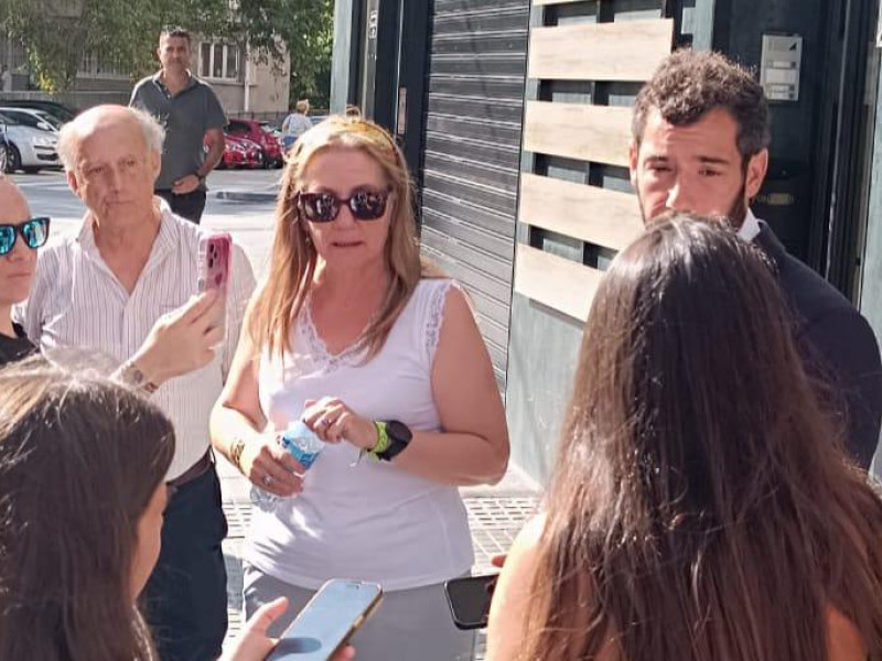 Pilar y Xaime da Pena, a las puertas de la vivienda okupada por la inquilina