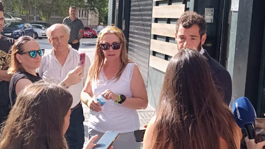 Pilar y Xaime da Pena, a las puertas de la vivienda okupada por la inquilina