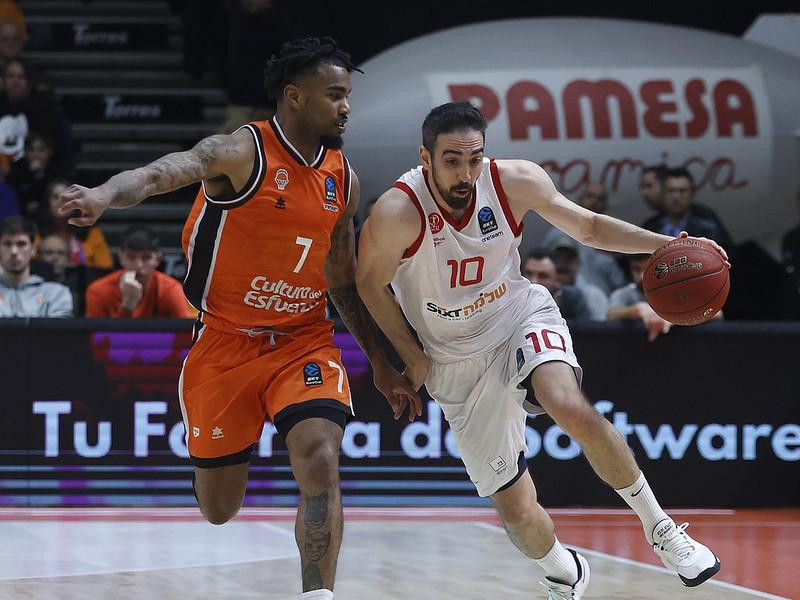 Chris Jones, ante el que será su nuevo equipo, el Hapoel Tel Aviv