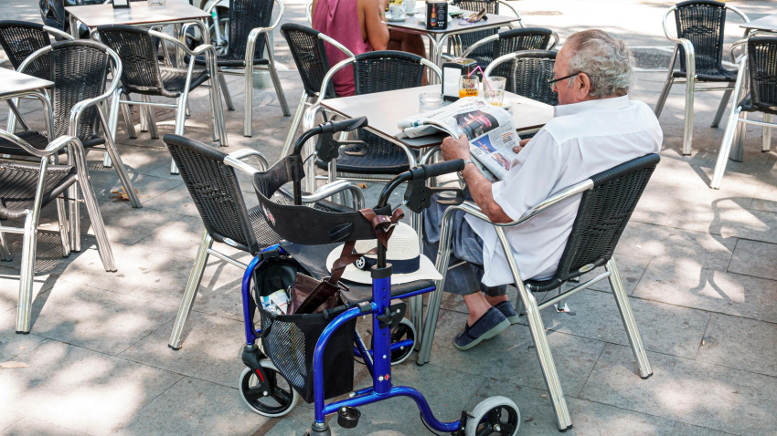 Un jubilado lee el periódico en Barcelona