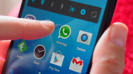 Una persona presiona el icono de WhatsApp en la pantalla de su smartphone