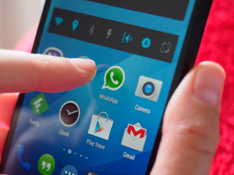 Una persona presiona el icono de WhatsApp en la pantalla de su smartphone
