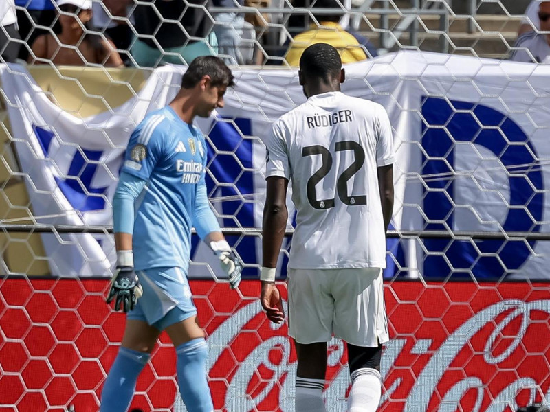 Courtois y Rüdiger, cabizbajos tras un gol del PSG