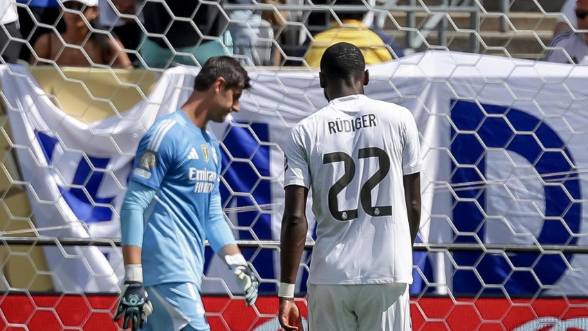 Courtois y Rüdiger, cabizbajos tras un gol del PSG