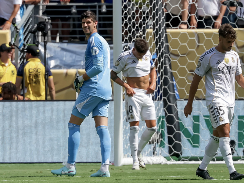 Courtois, Valverde y Asencio, pensativos tras recibir uno de los goles del PSG