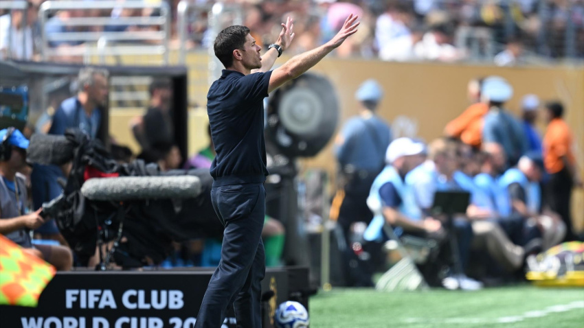 El entrenador del Real Madrid, Xabi Alonso, hace un gesto en la línea de banda durante el partido de semifinales de la Copa Mundial de Clubes de la FIFA entre el Paris Saint-Germain y el Real Madrid en el Metlife Stadium.