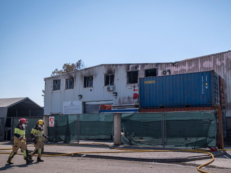 Bomberos en el incendio de la empresa de reciclaje de pilas y baterías de litio en el Polígono Ródano de Azuqueca de Henares