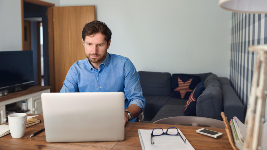 Un hombre joven teletrabajando desde casa