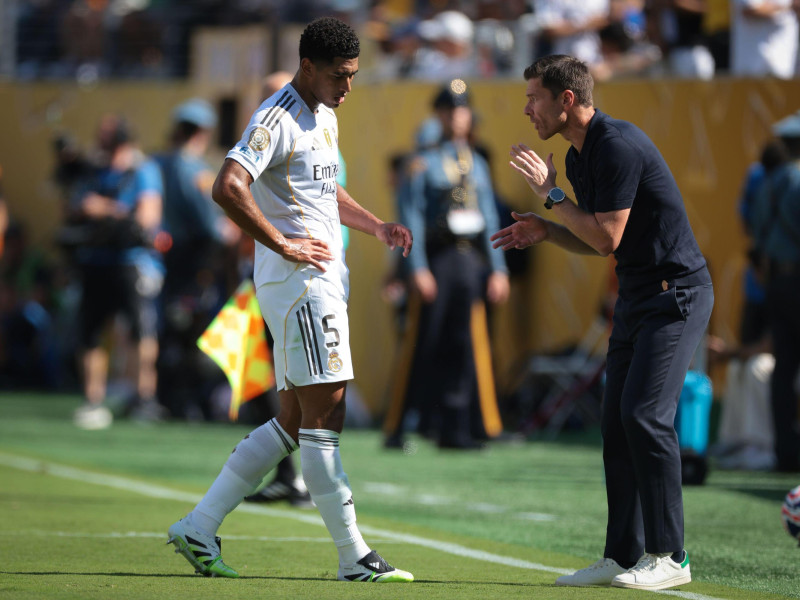 Xabi Alonso, entrenador del Real Madrid, conversa con Jude Bellingham del Real Madrid durante el partido de la Copa Mundial de Clubes de la FIFA Real Madrid vs Borussia Dortmund en el Metlife Stadium.