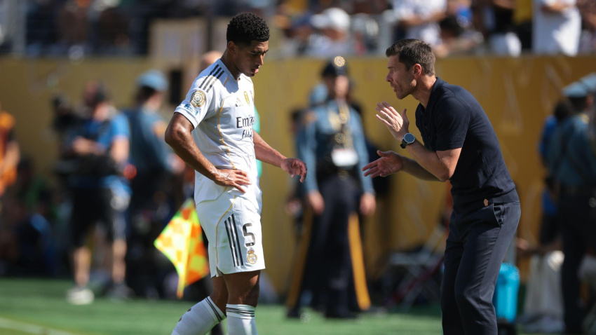 Xabi Alonso, entrenador del Real Madrid, conversa con Jude Bellingham del Real Madrid durante el partido de la Copa Mundial de Clubes de la FIFA Real Madrid vs Borussia Dortmund en el Metlife Stadium.