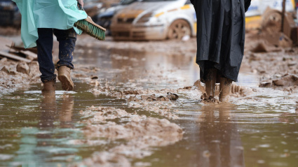 Dos personas caminan sobre el barro el 3 de noviembre de 2024 en Paiporta