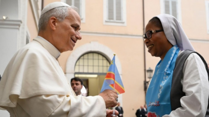 El pontífice junto a una de las religiosas que ha recibido en Castel Gandolfo