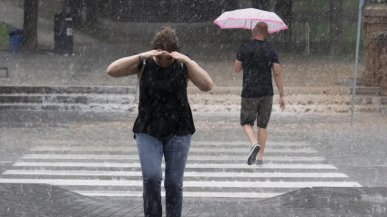Dos personas caminan bajo una tormenta veraniega en Teruel este mes de julio