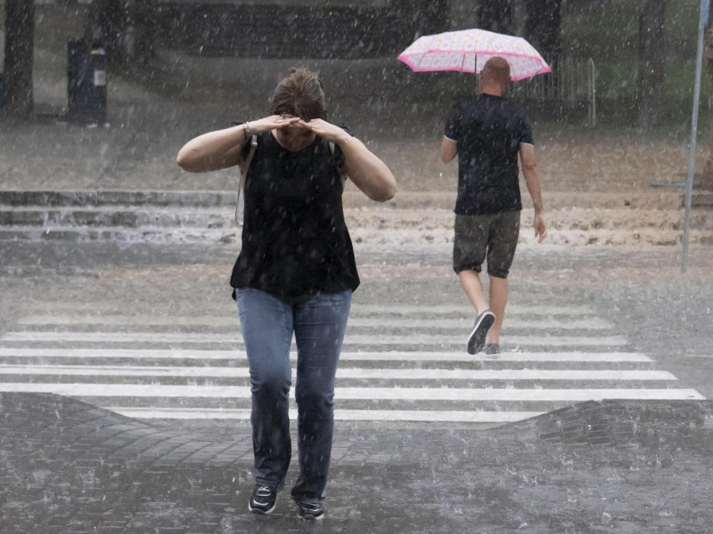 Dos personas caminan bajo una tormenta veraniega en Teruel este mes de julio