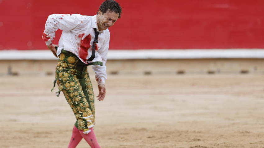 Rafaelillo, visiblemente dolorido tras ser volteado por su segundo toro en Pamplona
