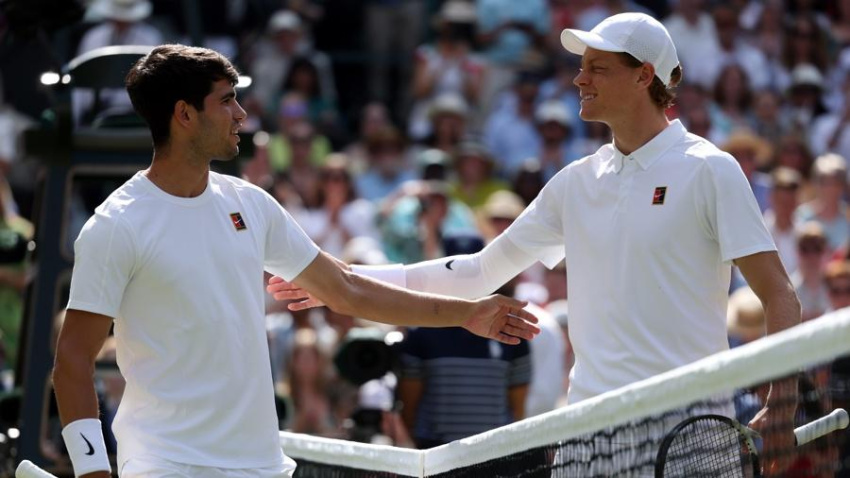 Carlos Alcaraz y Jannick Sinner se saludan antes del inicio de la final