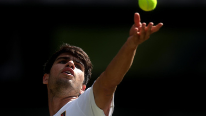 Carlos Alcaraz sacando durante la final de Wimbledon